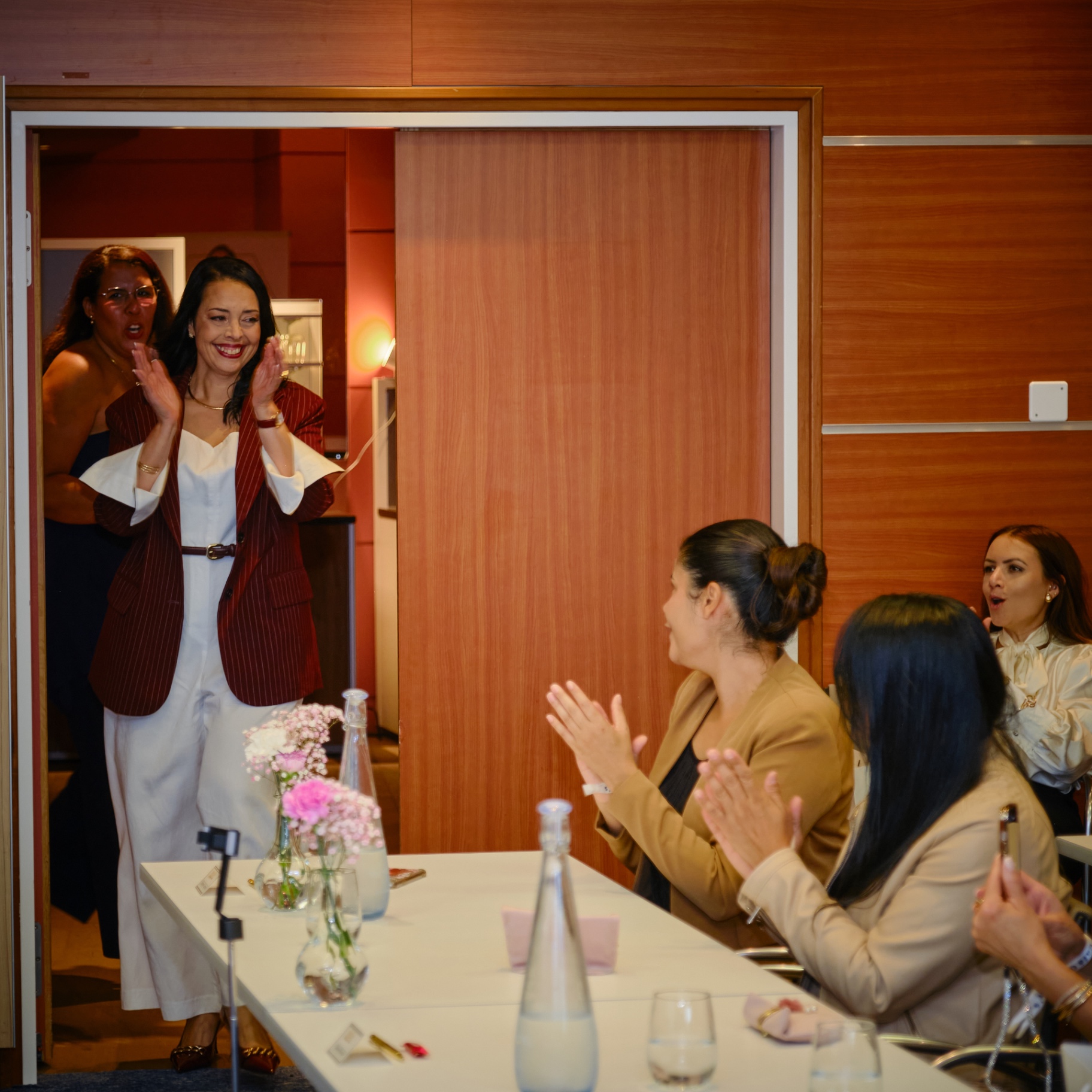 Momento de celebração e aplausos durante o evento